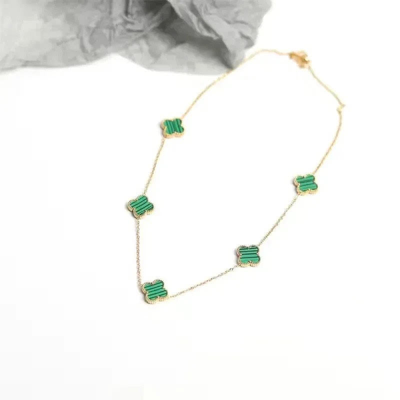 "Collier pendentif trèfle avec accents de zircon"