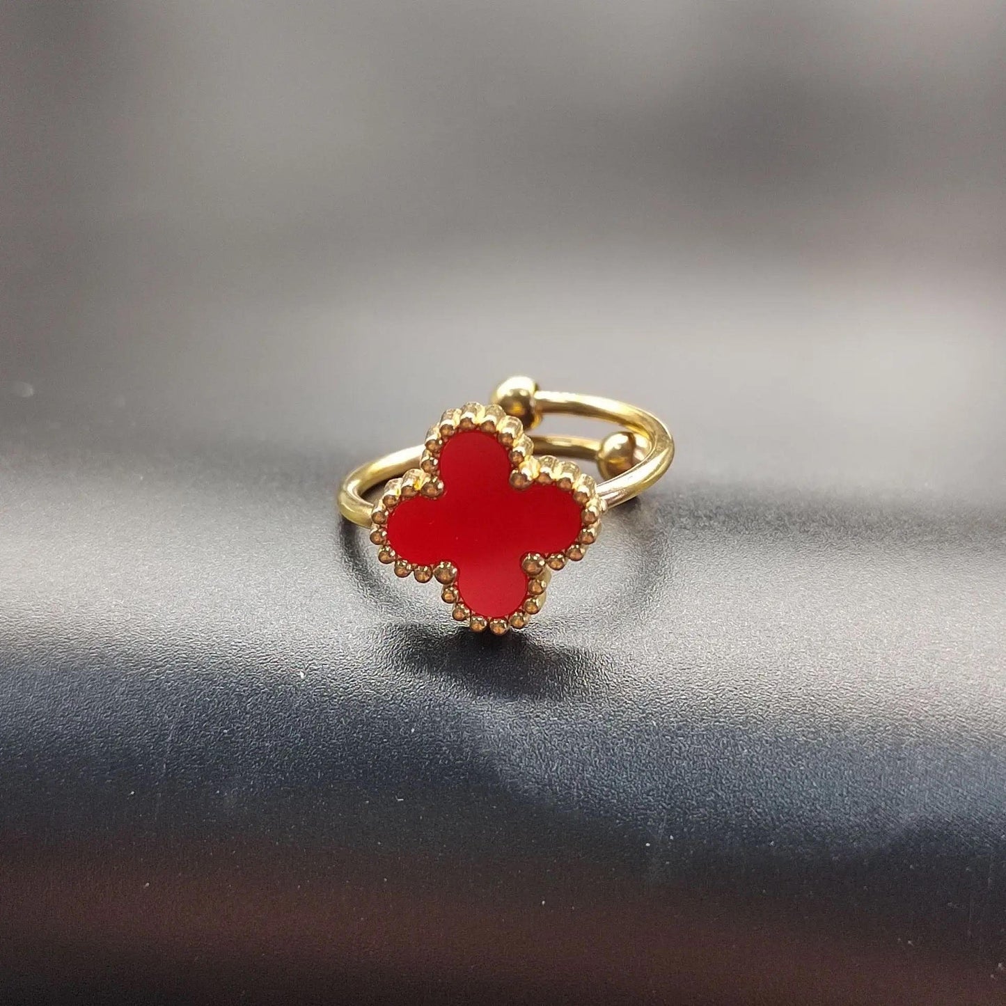 "Anillo de Trébol Abierto con Detalles de Circón"