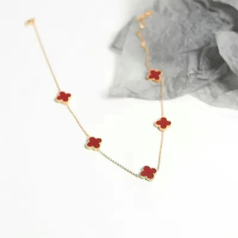 "Collar con colgante de trébol y detalles en circonitas"
