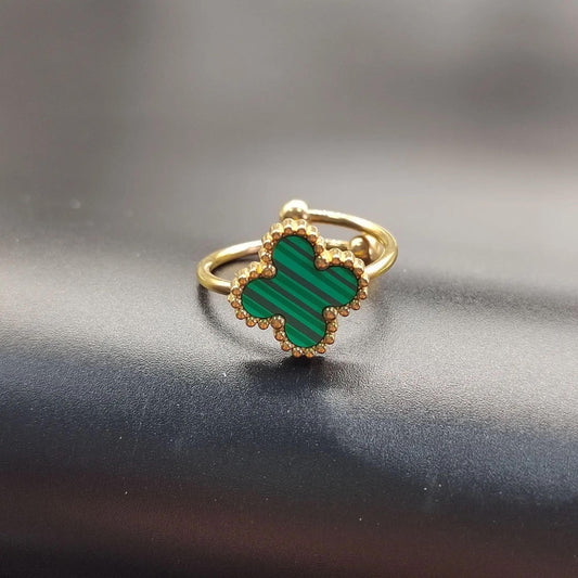 "Anillo de Trébol Abierto con Detalles de Circón"