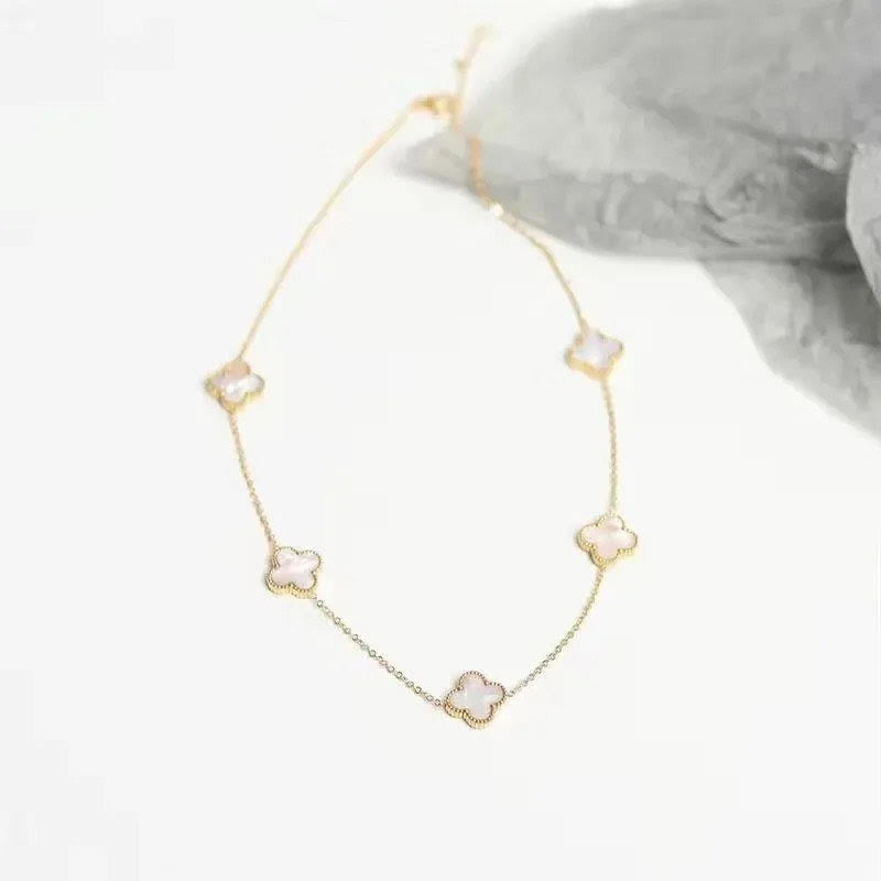 "Collar con colgante de trébol y detalles en circonitas"